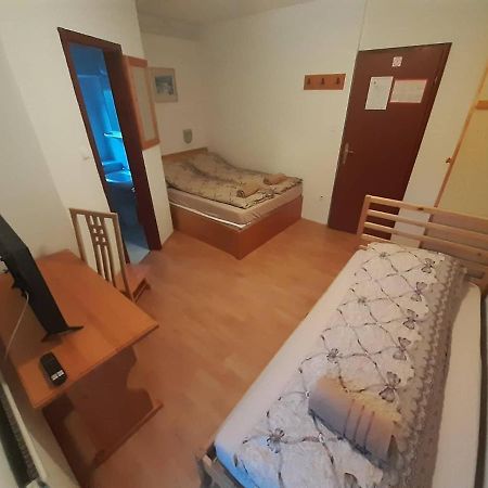 Rooms Barovc By The Lake Jasna クランスカゴーラ エクステリア 写真 A room at the hostel