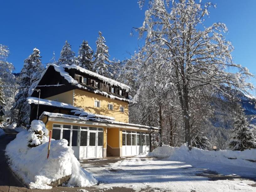 Rooms Barovc By The Lake Jasna クランスカゴーラ エクステリア 写真 The station building in 2013
