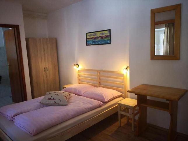 Rooms Barovc By The Lake Jasna クランスカゴーラ エクステリア 写真 A bedroom in a hostel