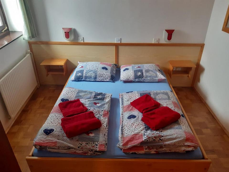Rooms Barovc By The Lake Jasna クランスカゴーラ エクステリア 写真 A guest room at the hostel