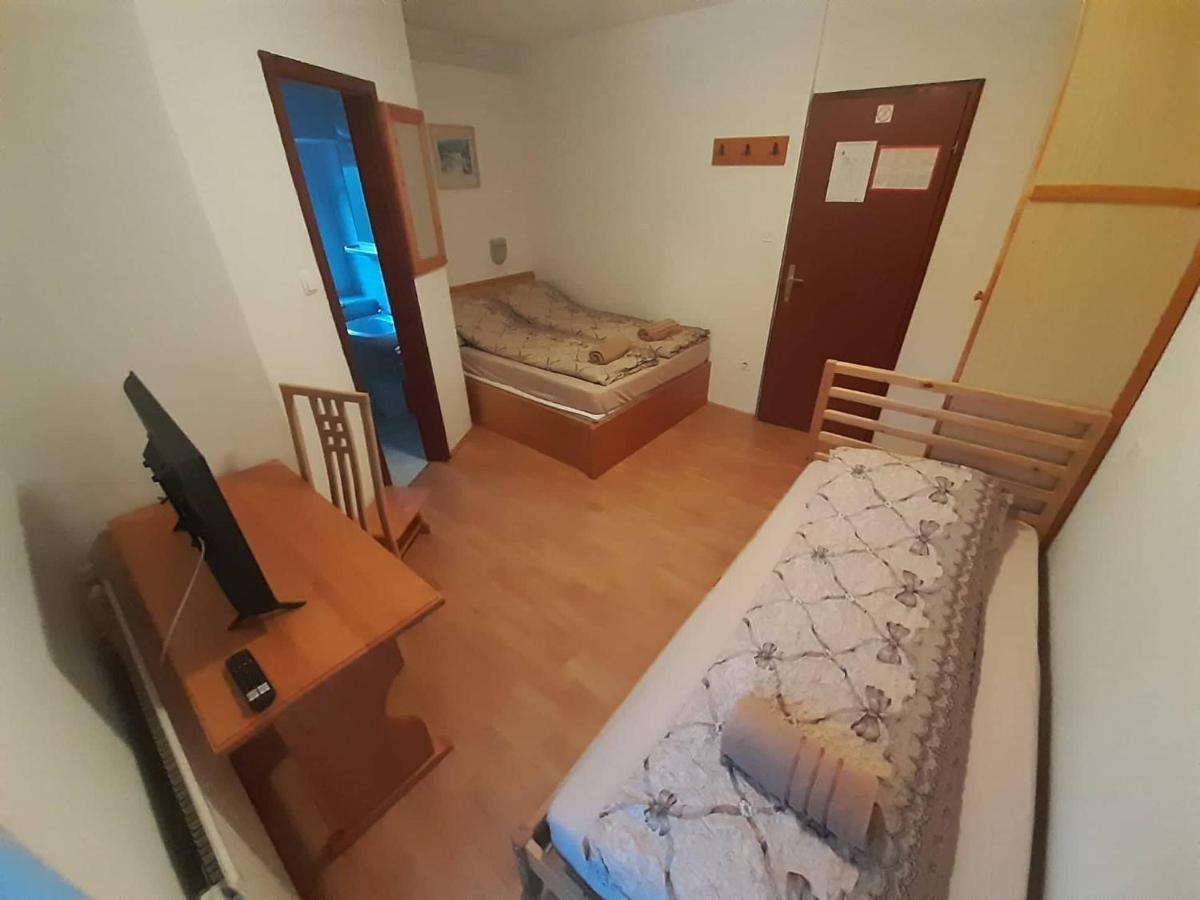 Rooms Barovc By The Lake Jasna クランスカゴーラ エクステリア 写真 A room at the hostel