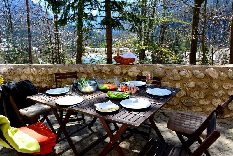 Rooms Barovc By The Lake Jasna クランスカゴーラ エクステリア 写真 A table set for a meal